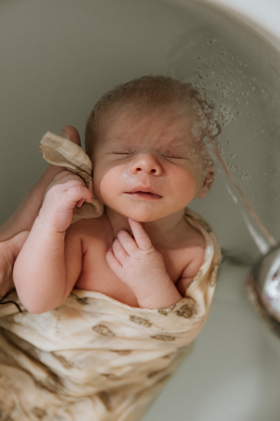 Bain enveloppé bébé, idée cadeau de marraine ou parrain — Entre-Deux