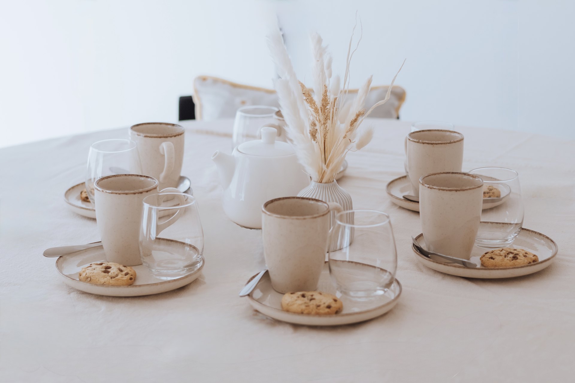 Table dressée avec tasses, verres et biscuits pour accueillir les participantes de l'atelier — Entre Deux