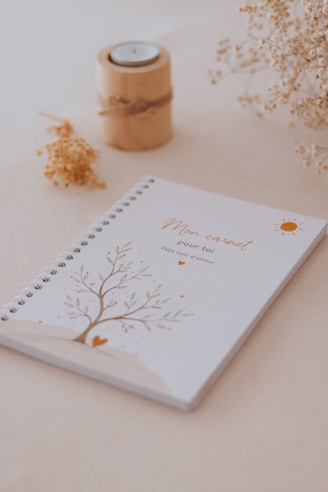 Le carnet « Mon carnet pour toi » posé sur la table, son arbre imprimé en couverture — Entre Deux