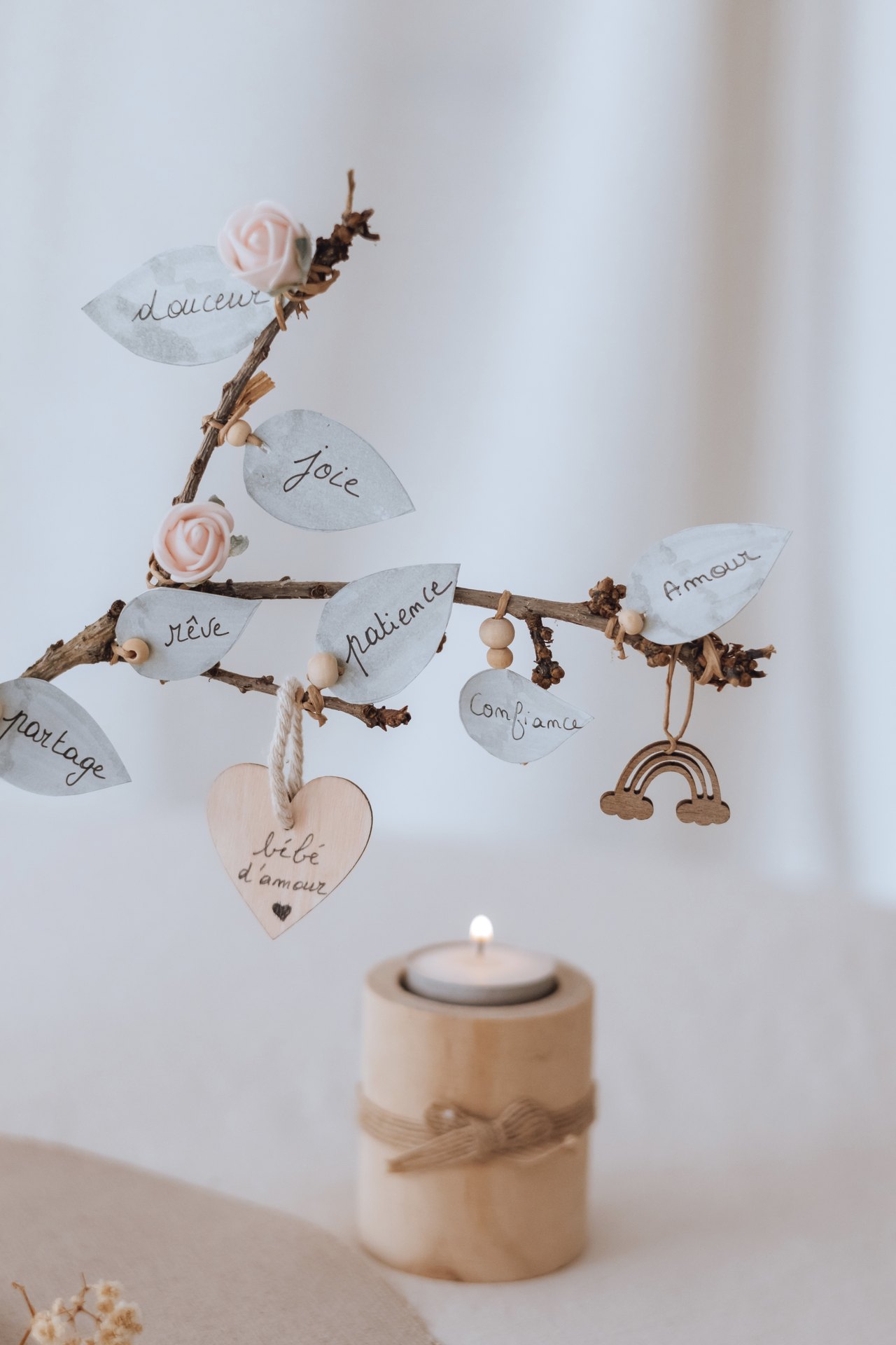 Arbre des valeurs terminé, ses feuilles calligraphiées éclairées par une bougie — Entre Deux