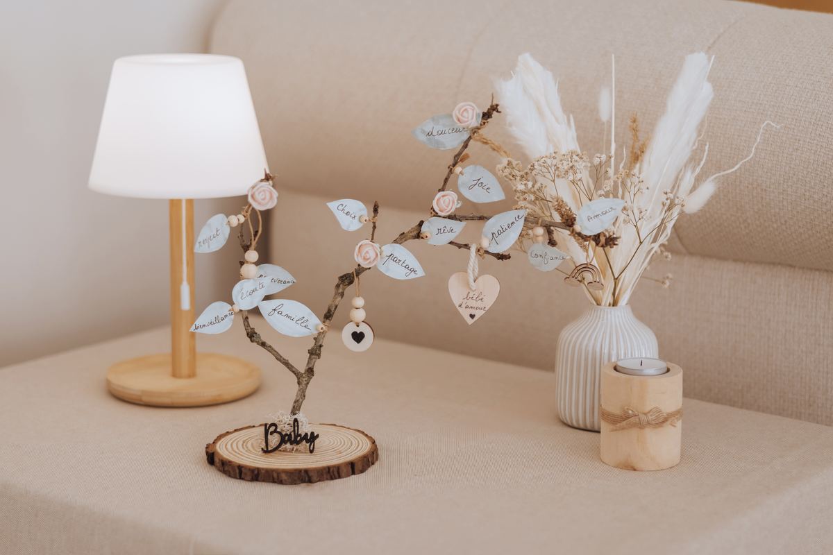 L'arbre des valeurs terminé sur son rondin de bois, entre une petite lampe et un vase de fleurs séchées — Entre Deux