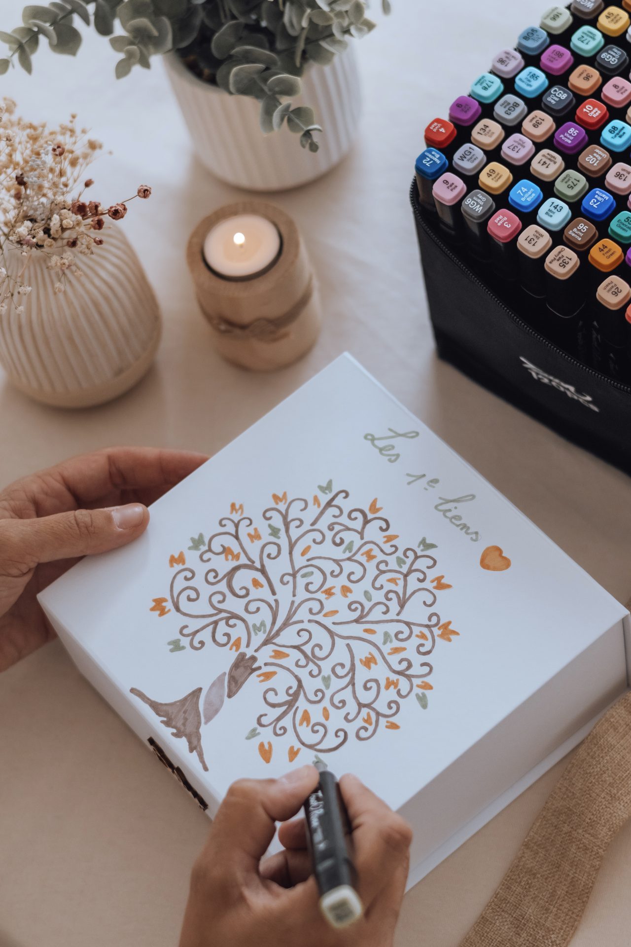 Personnalisation de l'arbre du coffret aux feutres pendant l'atelier — Entre Deux