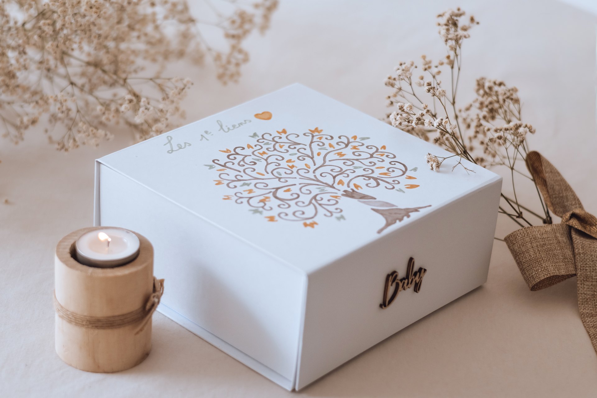 Le coffret des premiers liens terminé, son arbre dessiné sur le couvercle, près d'une bougie — Entre Deux