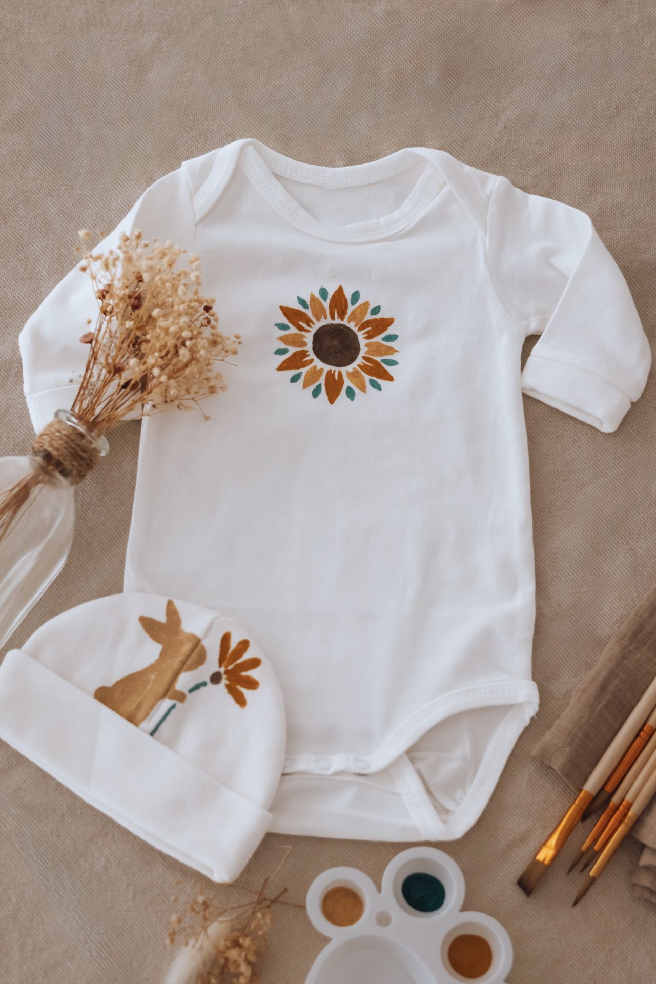 Vêtement au tournesol et bonnet au petit renard peints à la main, avec les pinceaux de l'atelier