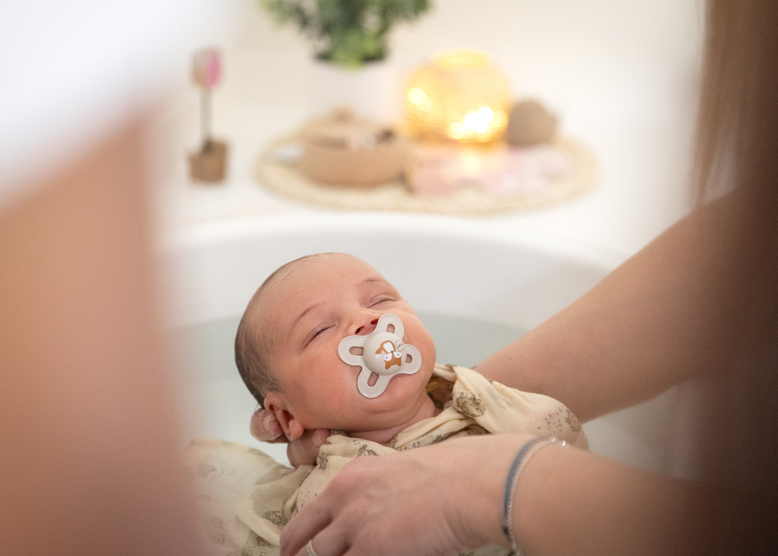 Bain enveloppant nouveau-né à Enghien — Entre-Deux