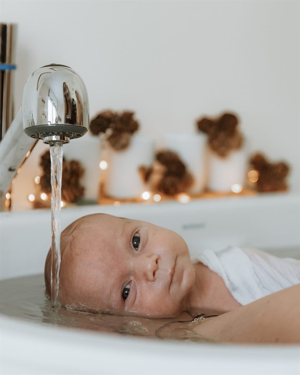 Nouveau-né bercé sous l'eau lors du bain enveloppant — Entre Deux