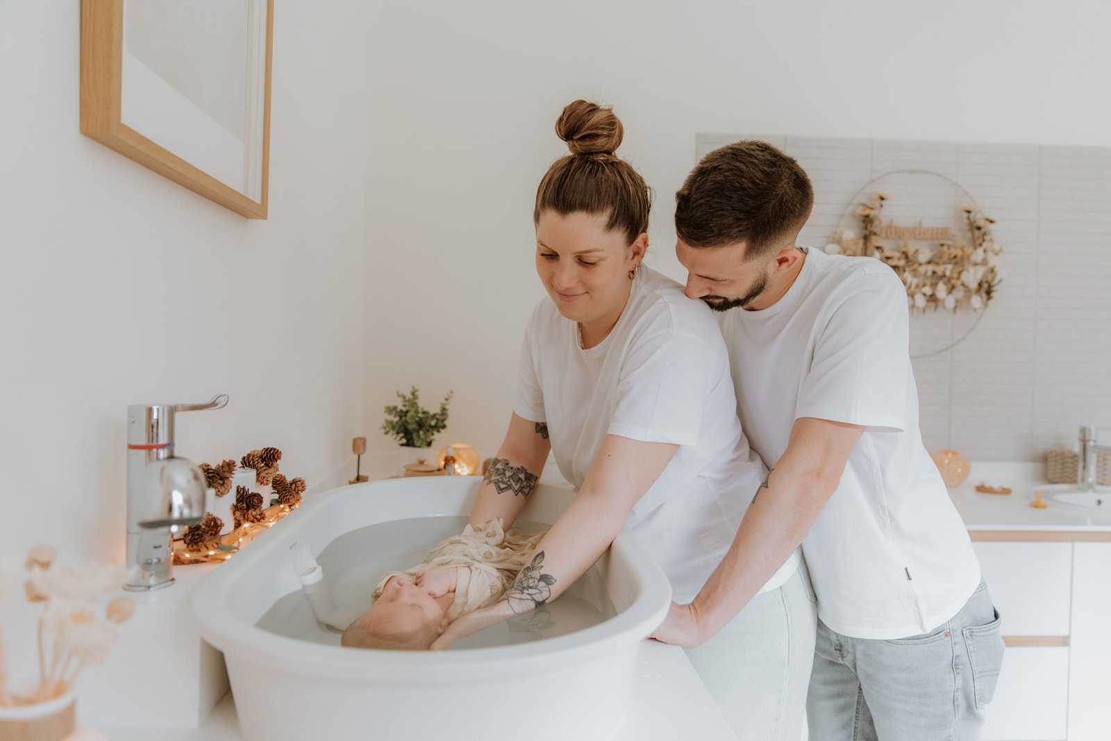 Les deux parents guidés lors du bain enveloppant de leur bébé — Entre Deux