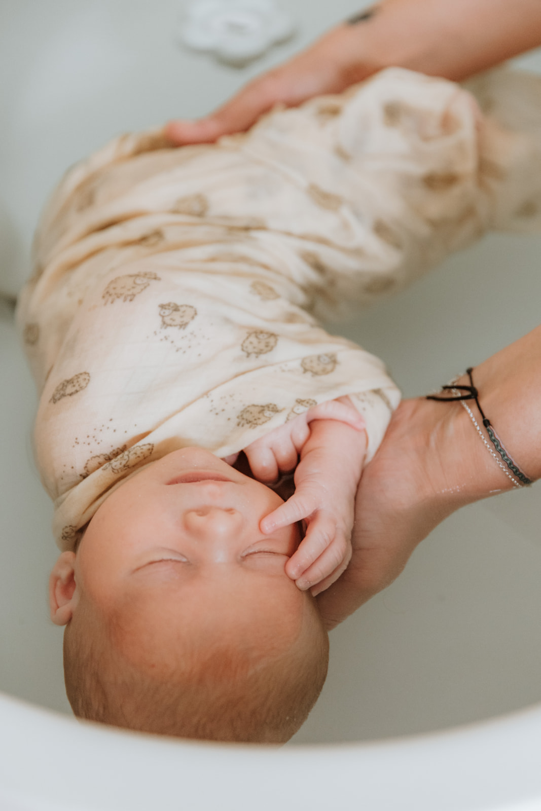 Soin enveloppant nouveau-né à Enghien — bain enveloppant Entre-Deux